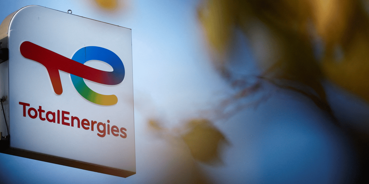 Un panneau avec le logo de totalenergies a bouguenais