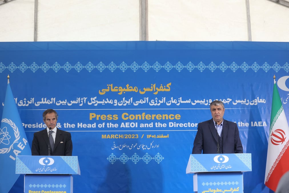 Le chef de l'organisation iranienne de l'energie atomique mohammad eslami et le directeur general de l'aiea rafael grossi