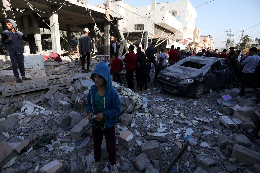 Les palestiniens inspectent le site d'une attaque israelienne a deir al-balah