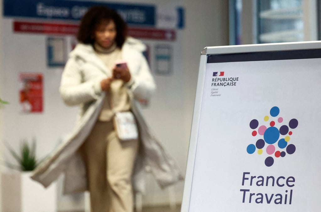 Le logo de france travail dans l'un de ses bureaux a nantes