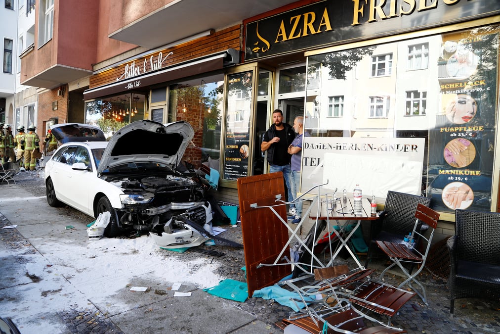 Une voiture precipitee dans un cafe de berlin, des blesses