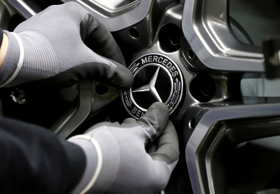 Daimler patit des regles anti-pollution, le titre plonge