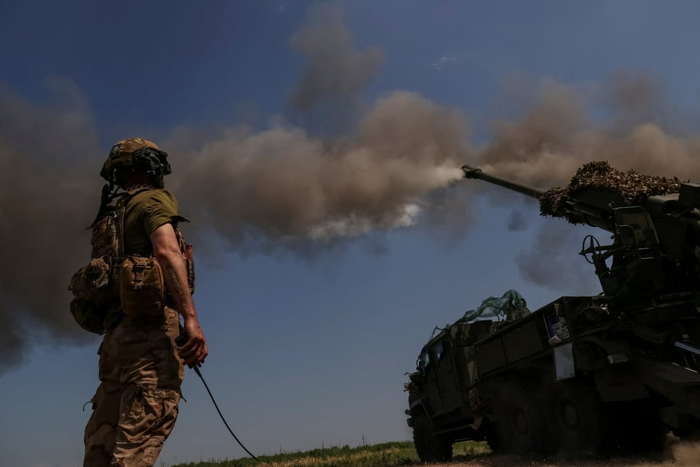 Un soldat ukrainien tire un obusier automoteur 2s22 bohdana, pres de la ville de bakhmout
