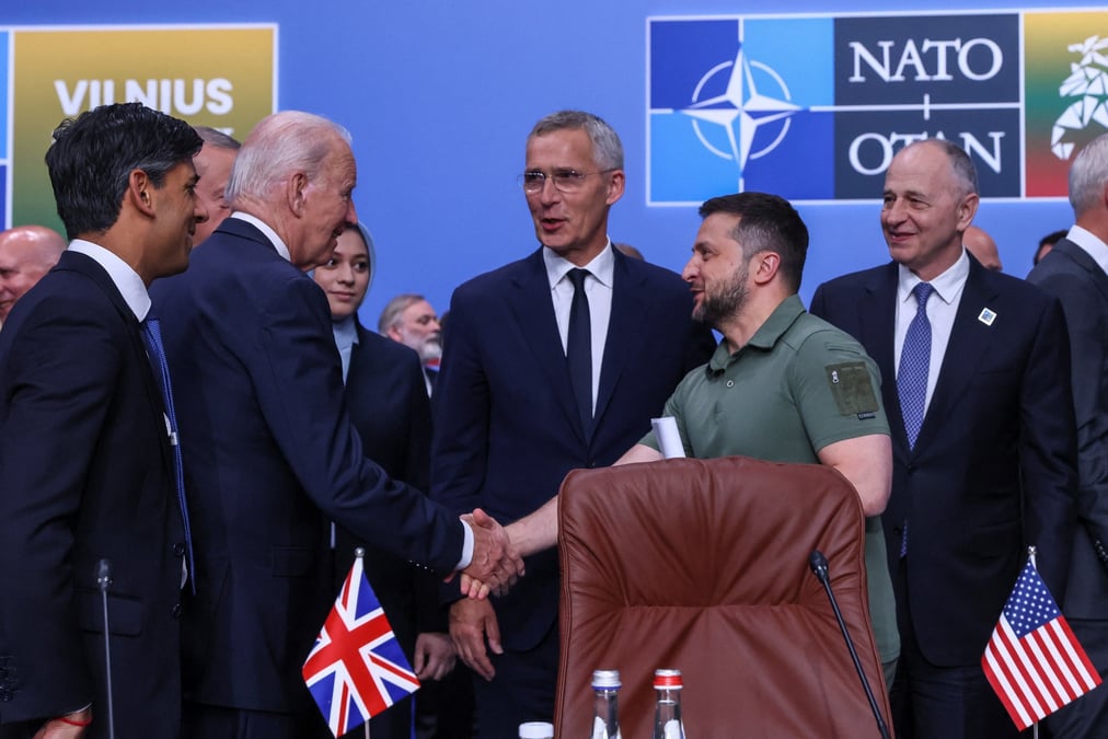 Photo de joe biden, volodimir zelensky, jens stoltenberg et rishi sunak lors d'une reunion du conseil otan-ukraine a vilnius