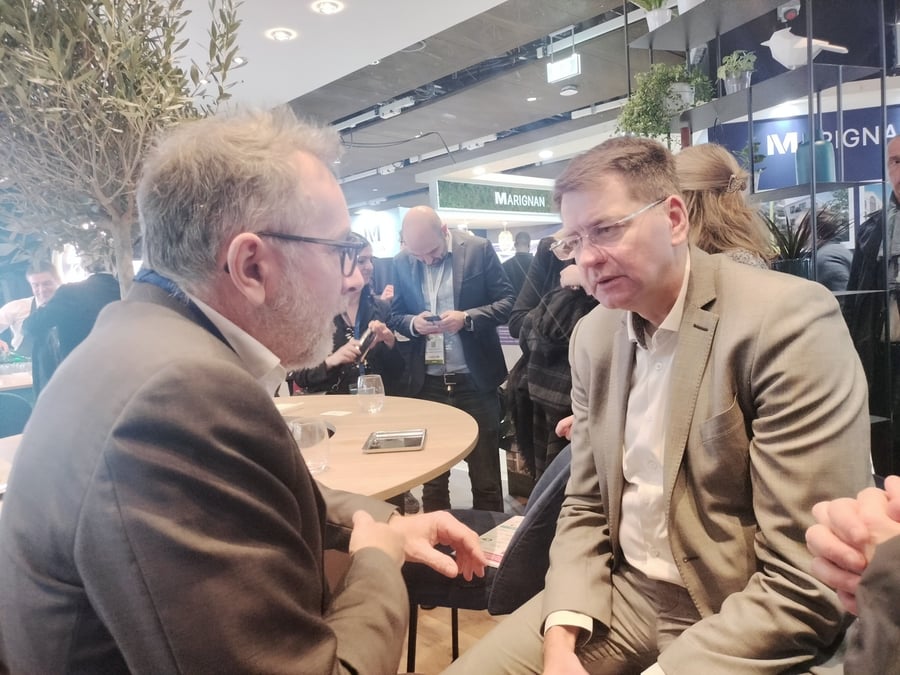 Le ministre du Logement Patrice Vergriete (à gauche) a discuté avec Patrick Supiot de Vinci Immobilier (à gauche), sur le prix du logement neuf.