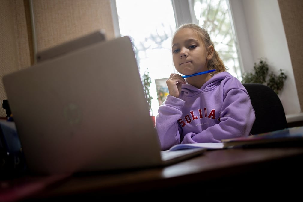 Une eleve ukrainienne assiste a un cours en ligne
