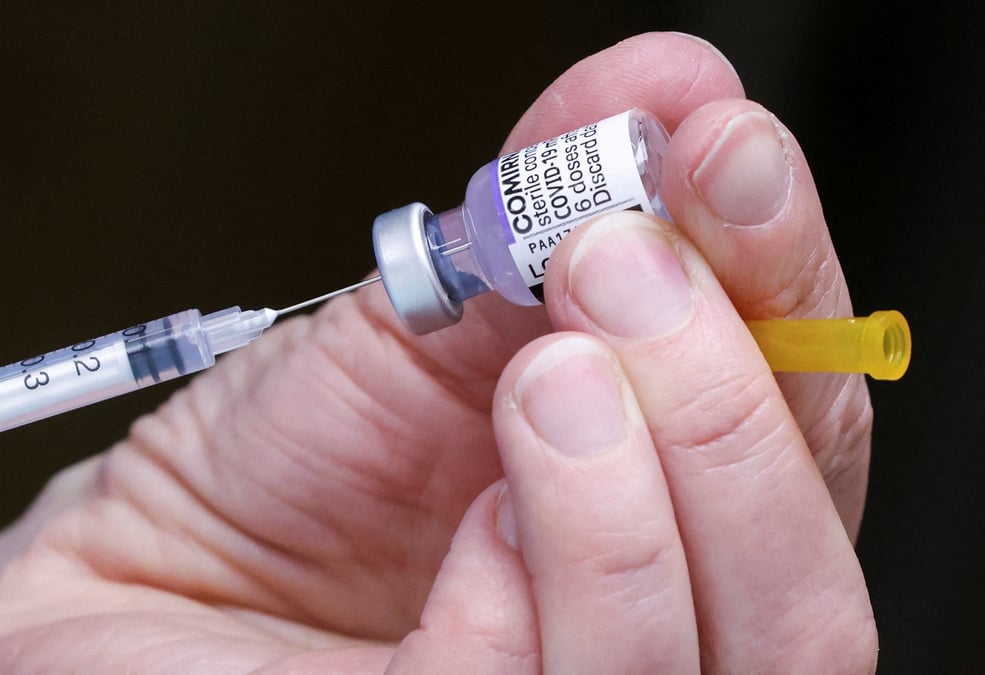 Un membre du personnel medical prepare une dose de rappel du vaccin contre le coronavirus (covid-19)
