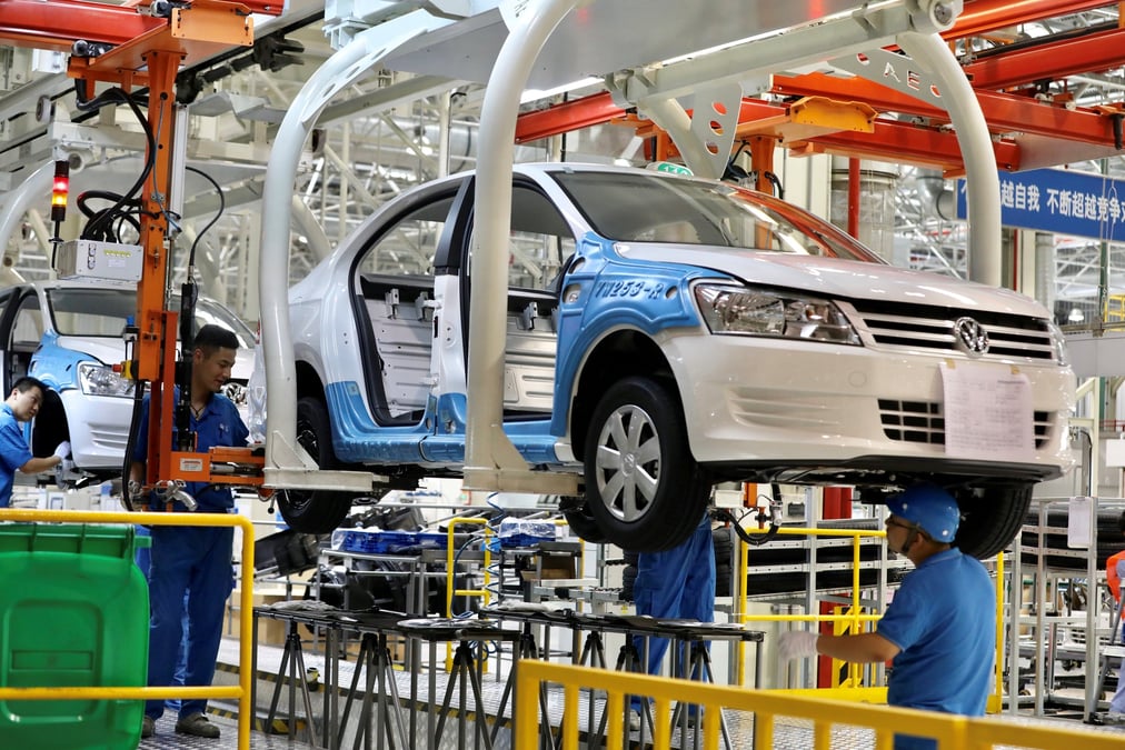 Des employes travaillent dans une usine de saic volkswagen dans la region du xinjiang, en chine