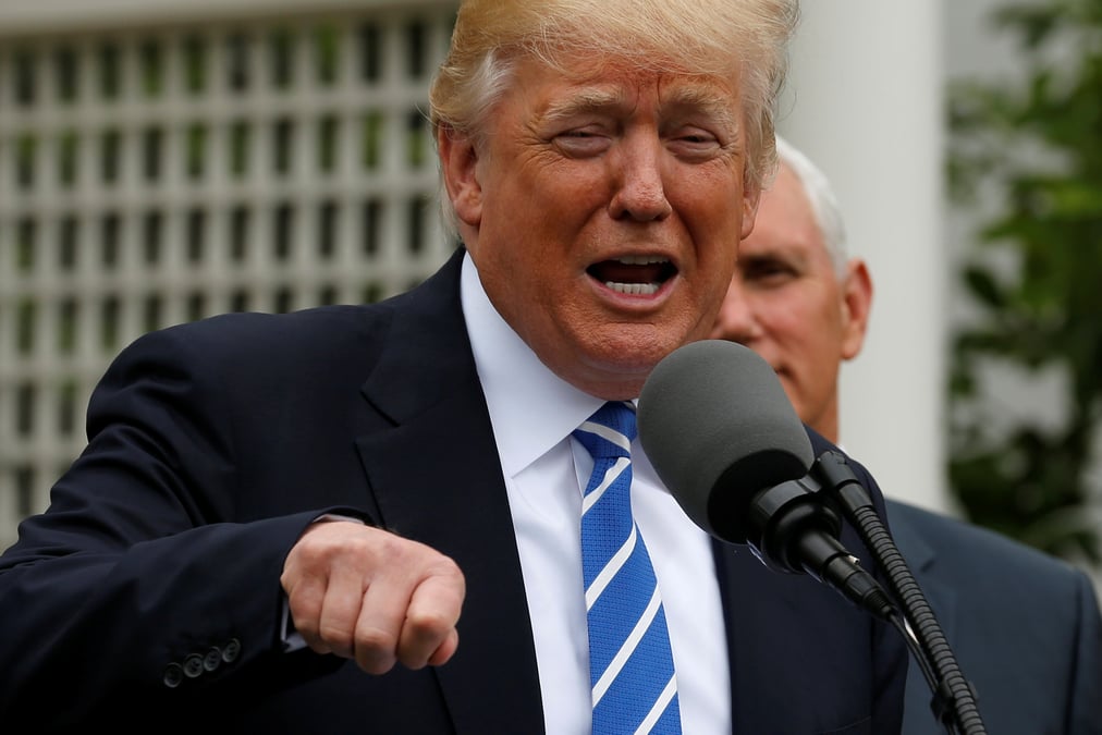 Trump dit envisager de reformer les banques