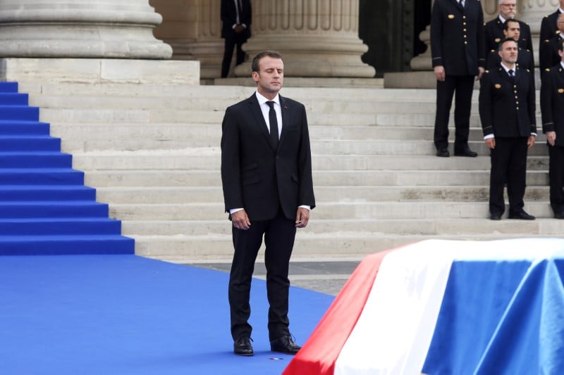 Macron salue la memoire de simone veil, une "boussole" pour la france