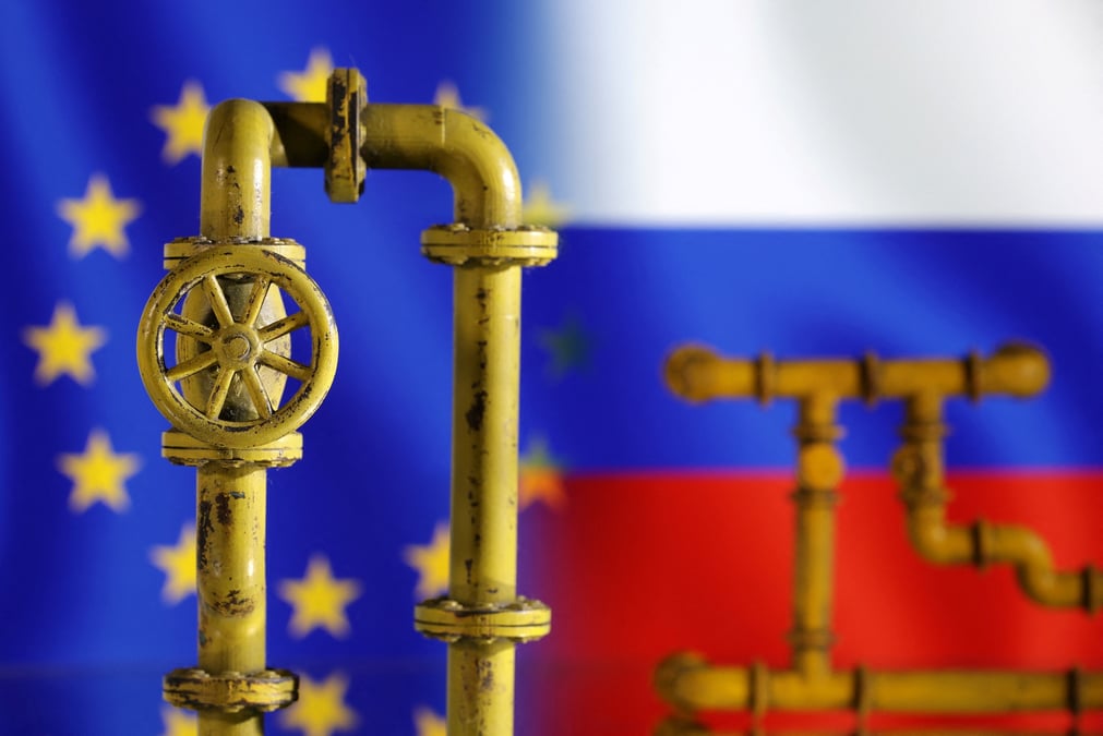 Illustration montrant le gazoduc, les drapeaux de l'ue et de la russie