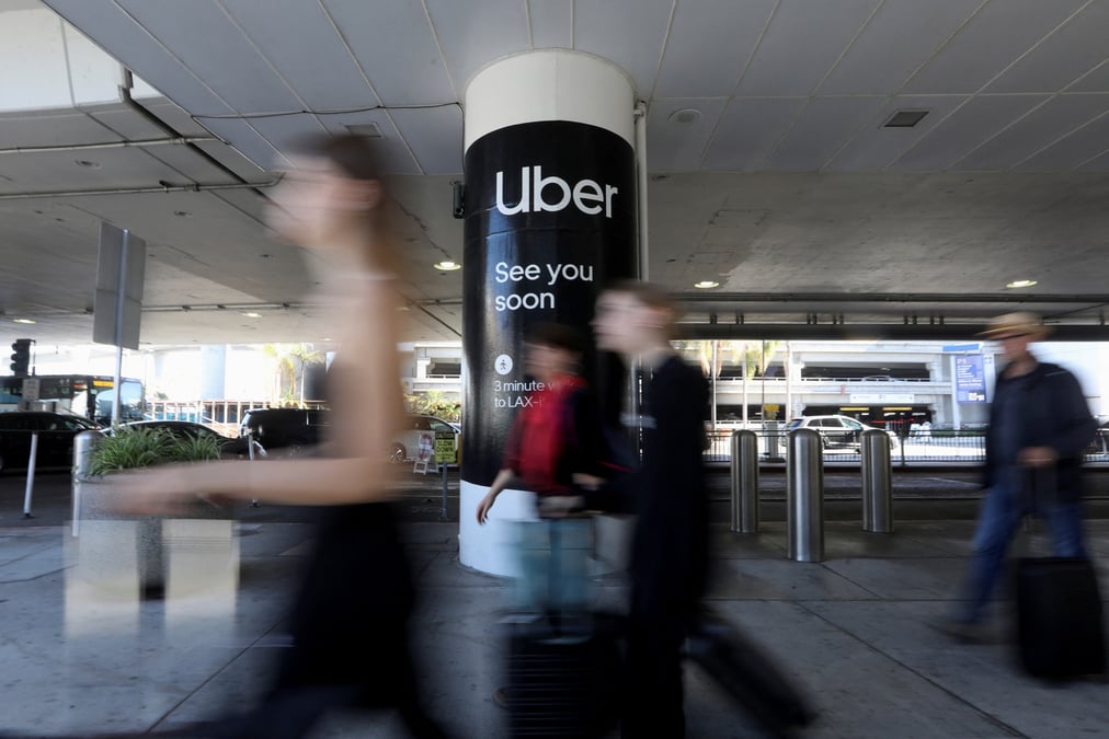 Photo d'une signalisation uber qui est visible a l'aeroport international de los angeles
