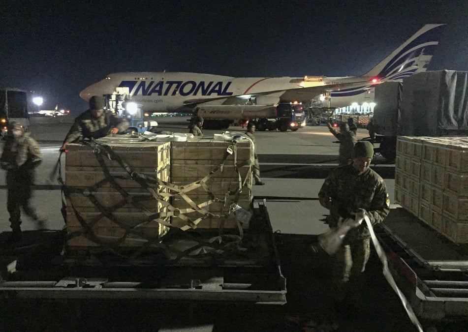 Des colis d'aide militaire a l'ukraine sont decharges d'un avion a l'aeroport international de boryspil, pres de kyiv