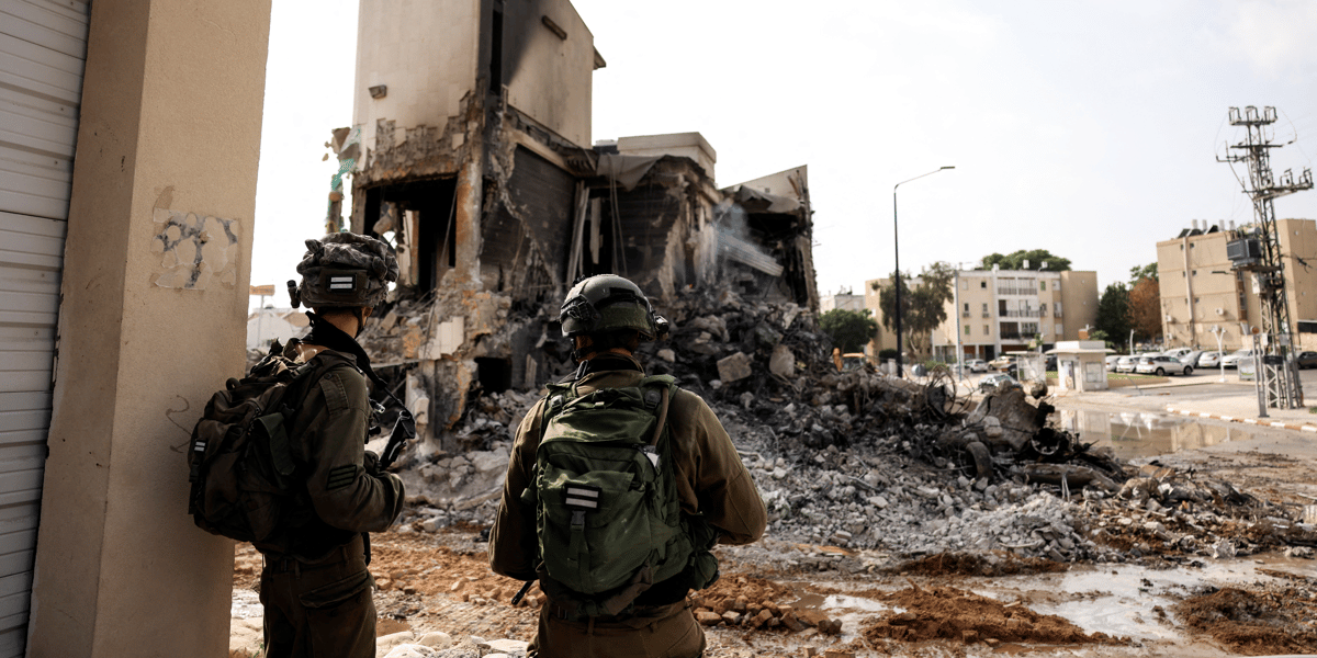 Les soldats israeliens regardent les restes d'un poste de police a sderot, en israel