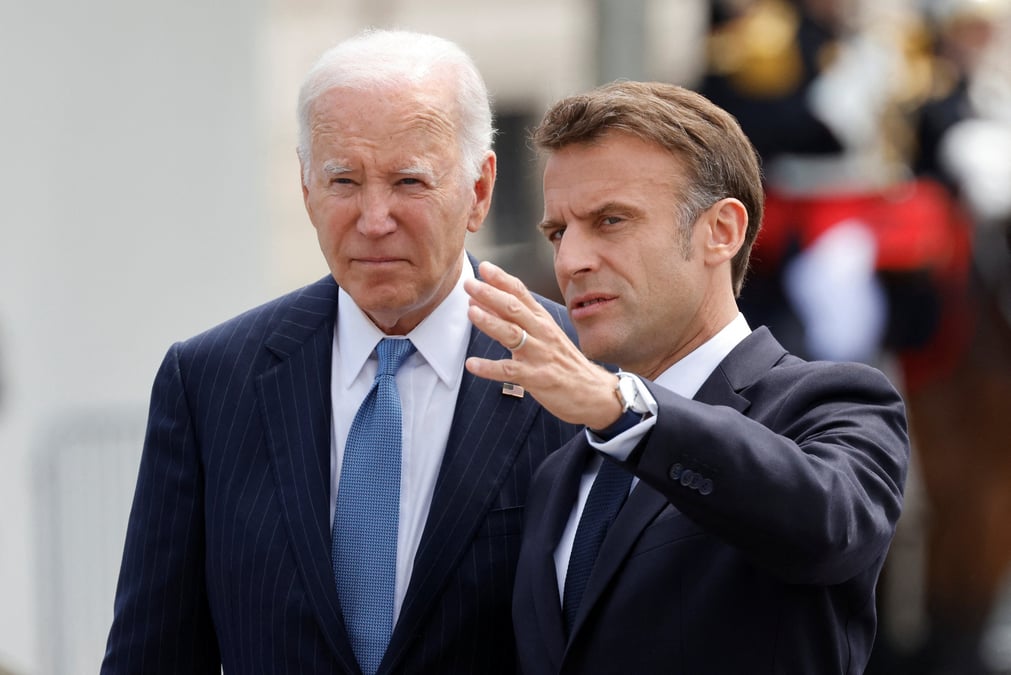 Emmanuel macron et joe biden avant une ceremonie a paris