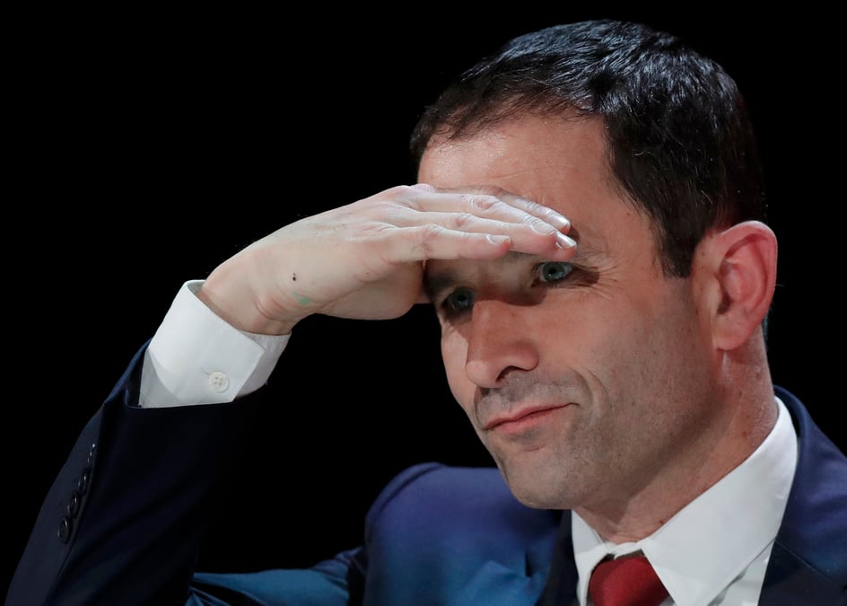 Melenchon somme hamon de s'associer a la "vague degagiste"