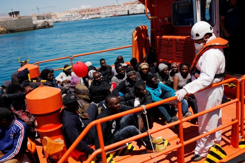 Migrants: le bateau rejete par l'italie et malte ira a barcelone