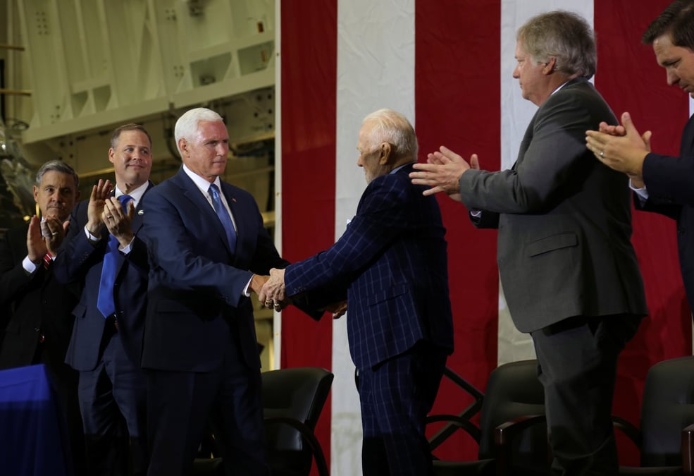 Pence rend hommage aux "heros" de la mission spatiale apollo 11