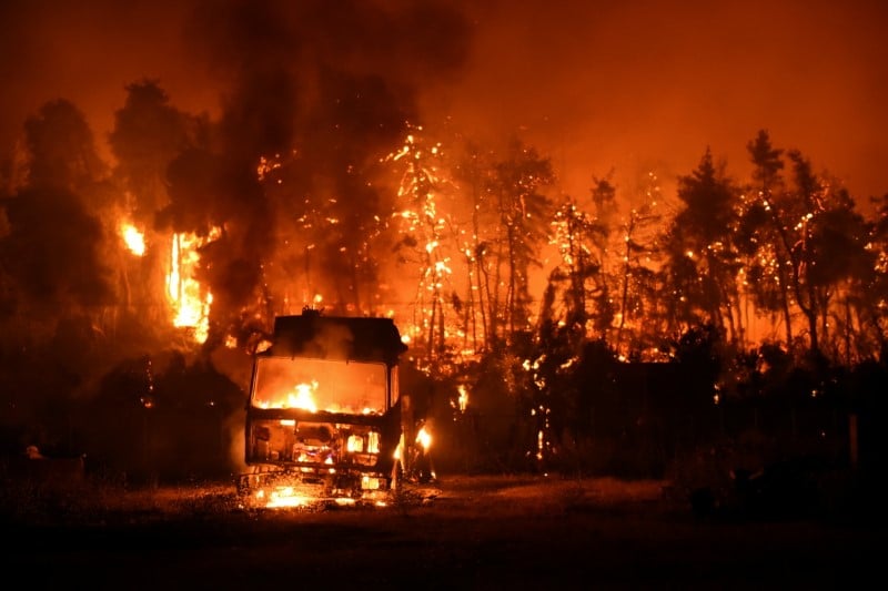 Grece: l'ile d'eubee toujours en proie aux flammes, des milliers d'evacues