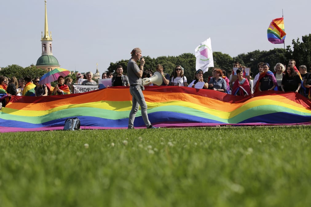 Des gens participent a une manifestation soutenant la communaute lgbt a saint-petersbourg, en russie