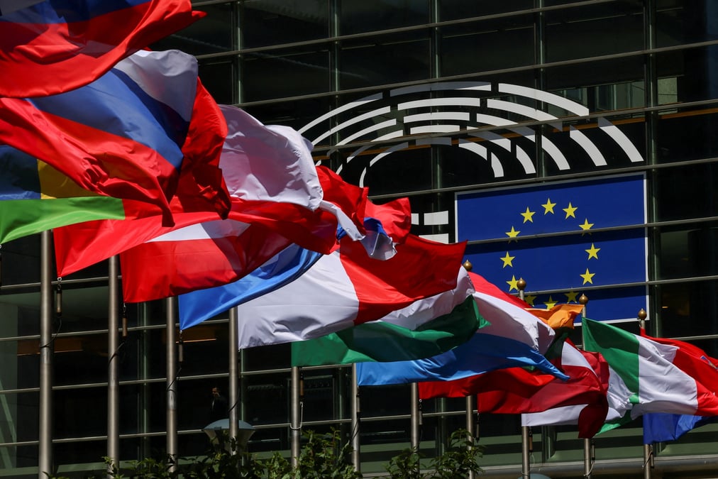 Photo d'archives des drapeaux devant le parlement europeen a bruxelles
