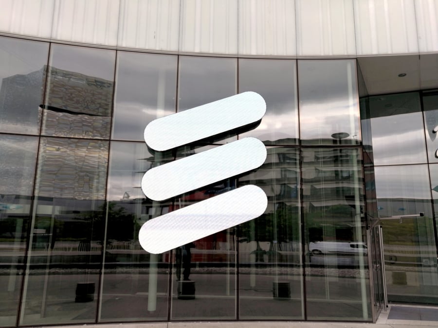 Le logo d'ericsson a son siege a stockholm, en suede
