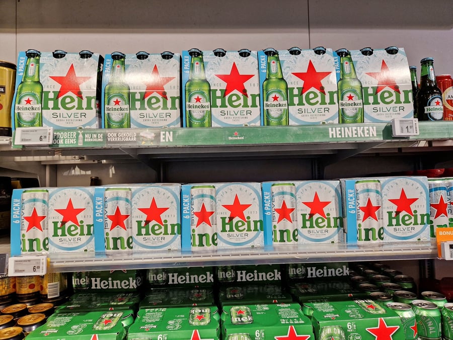 Des bouteilles de heineken silver dans un supermarche d'amsterdam