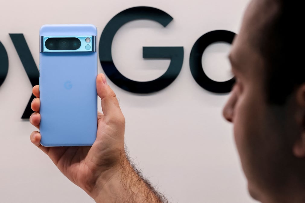 Doté d'une puce puissante, le Pixel 8 Pro de Google est donc censé exécuter certaines fonctions d'IA sur l'appareil lui-même.