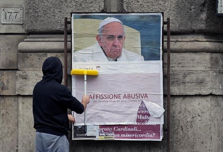 Des affiches hostiles au pape placardees a rome