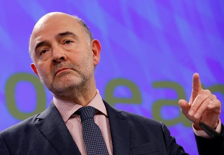 Moscovici s'est aussi fait offrir des costumes de luxe