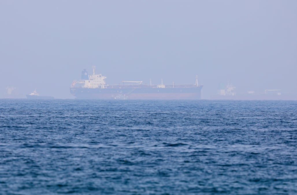 Un groupe lie a l'iran aurait pris possession d'un petrolier dans le golfe, selon des sources