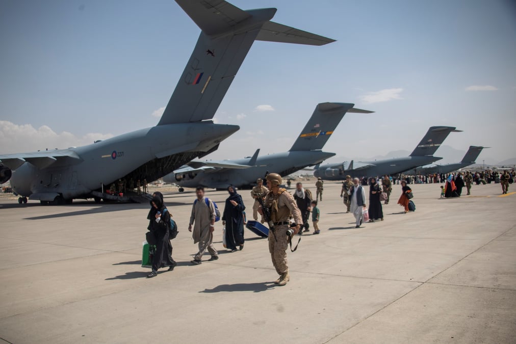 Un afghan sur liste d'interdiction de vol evacue vers le royaume-uni