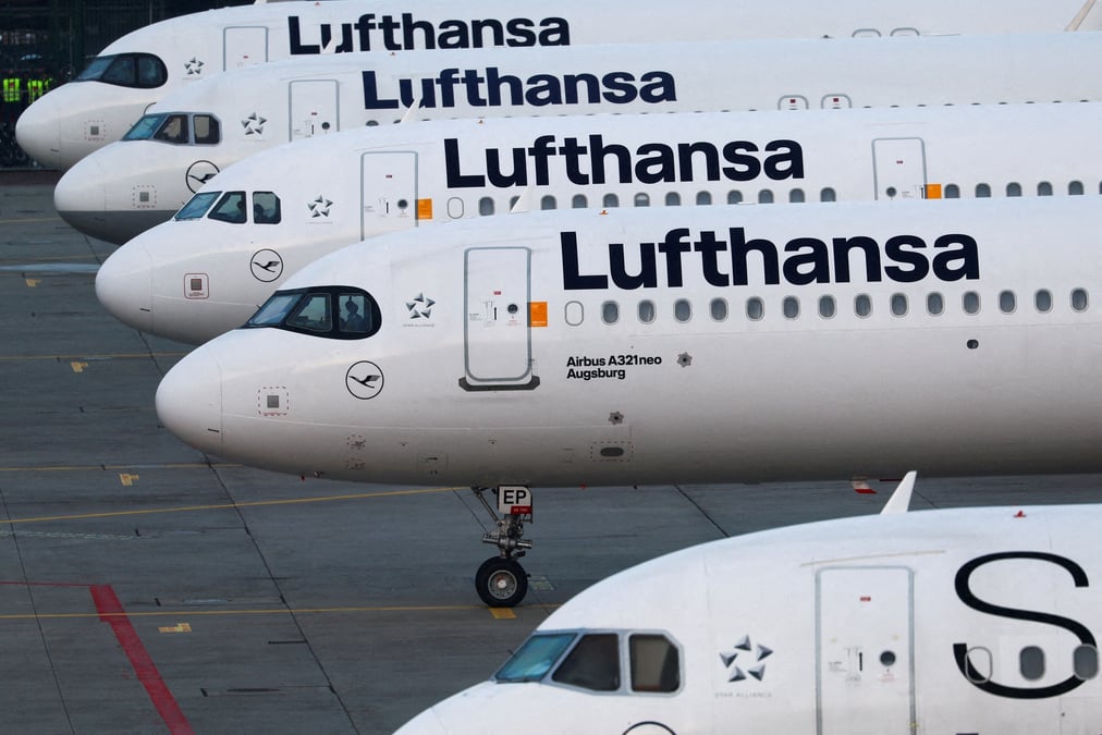 Des avions de la lufthansa stationnes a l'aeroport de francfort