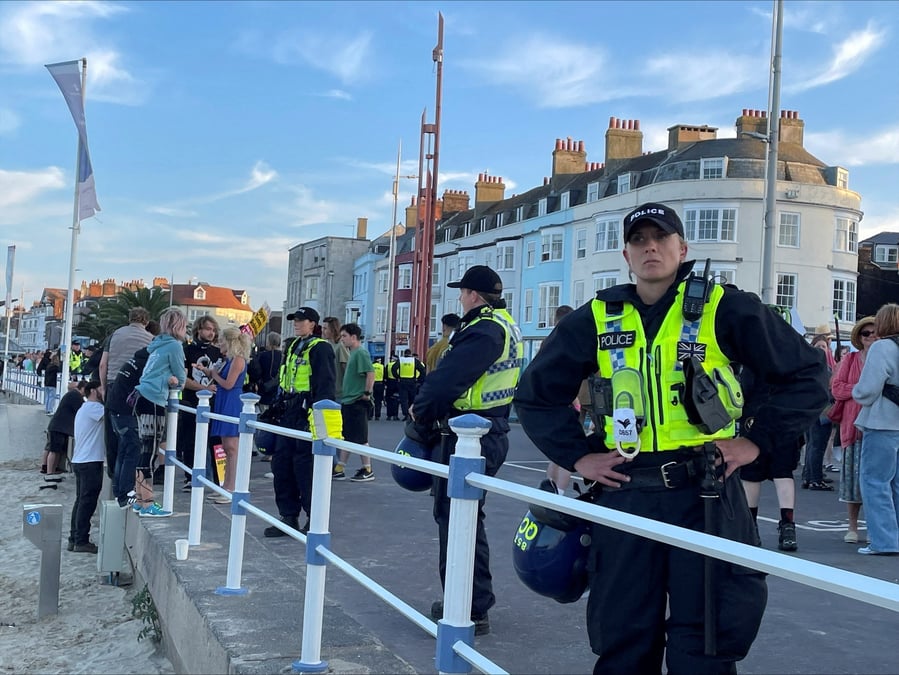 Patrouille de police suite a une manifestation anti-immigration a weymouth, en grande-bretagne