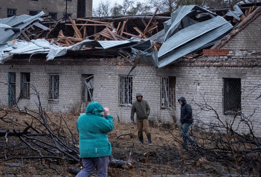 Des residents marchent sur le site d'une frappe de missile russe a dnipro