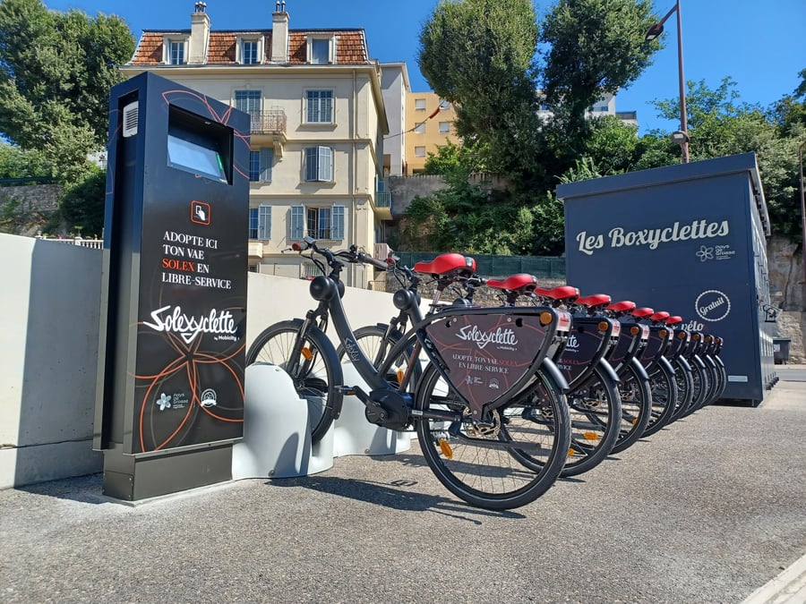 Nouveau venu sur le marché des flottes municipales en libre-service, Rebirth a emporté le marché dans quatre villes moyennes dont celui de Grasse ici en photo.