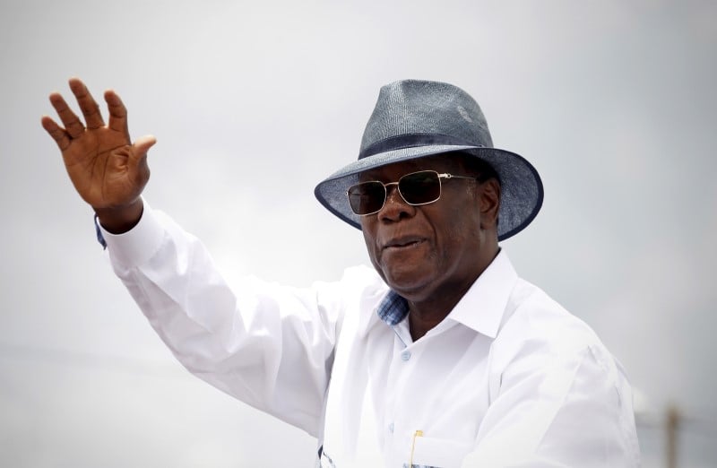 Alassane ouattara face a neuf autres candidats lors de la presidentielle en cote d'ivoire