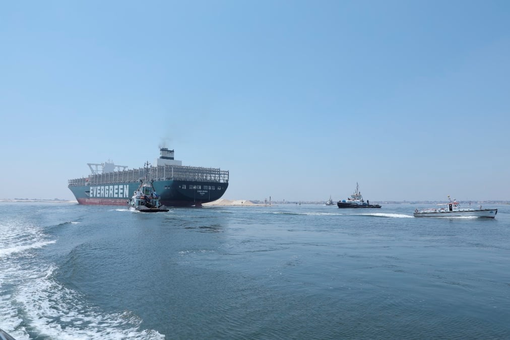 Le porte-conteneurs ever given de retour dans le canal de suez