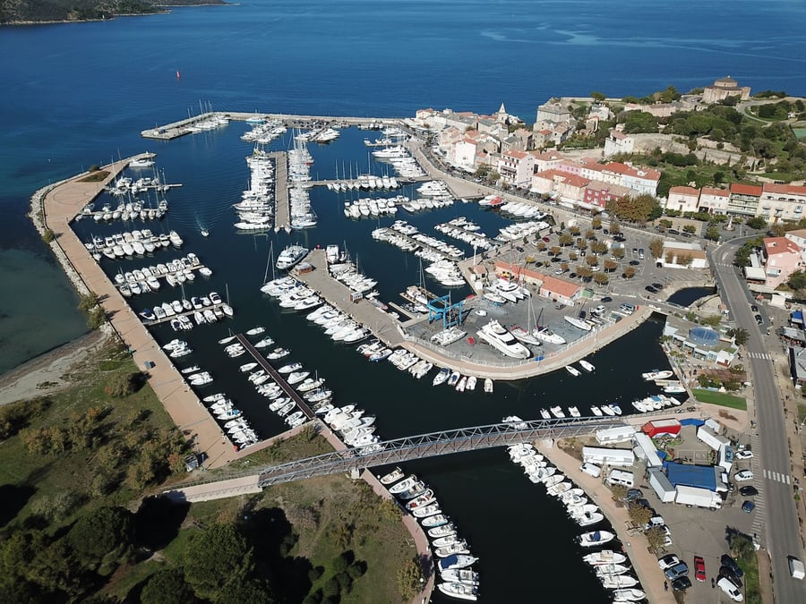 La passerelle de Saint-Florent (Corse), longue de 93 mètres, enjambe la rivière Aliso et relie le cœur du village à la plage et à la digue extérieure du port.