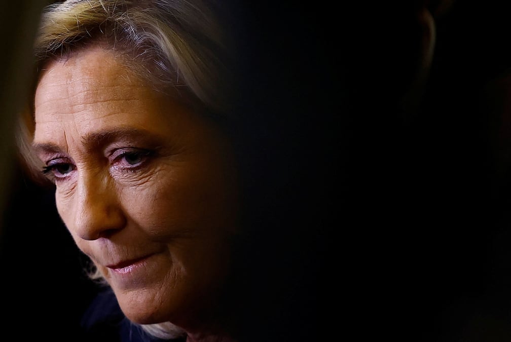 Marine le pen, presidente du groupe parlementaire du rassemblement national (rn), s'adresse aux journalistes apres l'annonce par le premier ministre francais du recours par le gouvernement a l'article 49.3