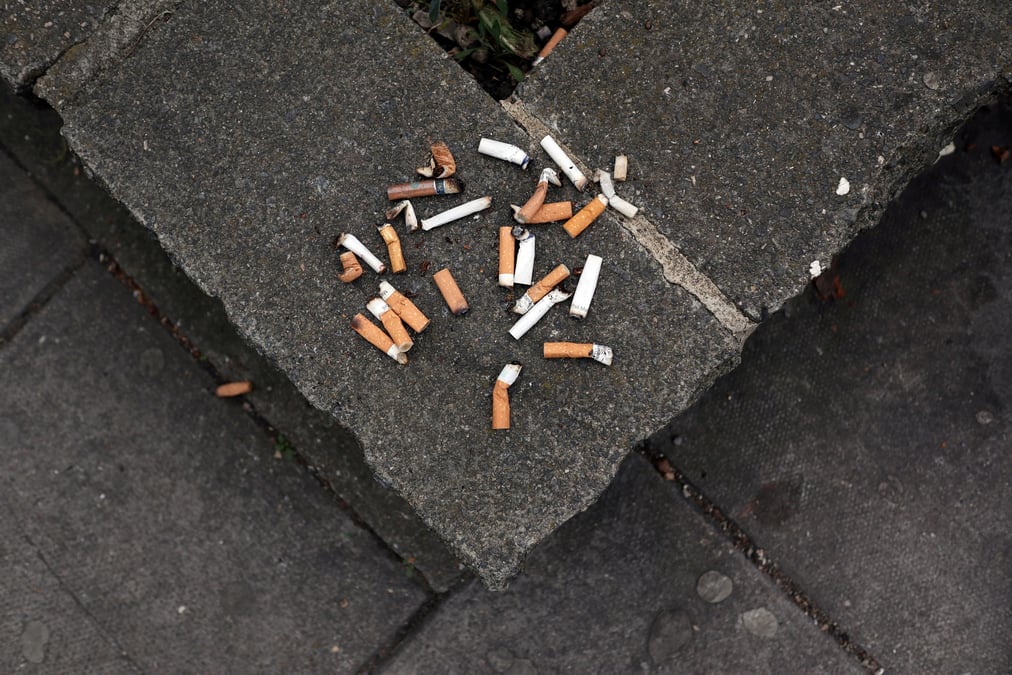 Grande-bretagne: un etude recommande de relever l'age legal pour acheter du tabac chaque annee