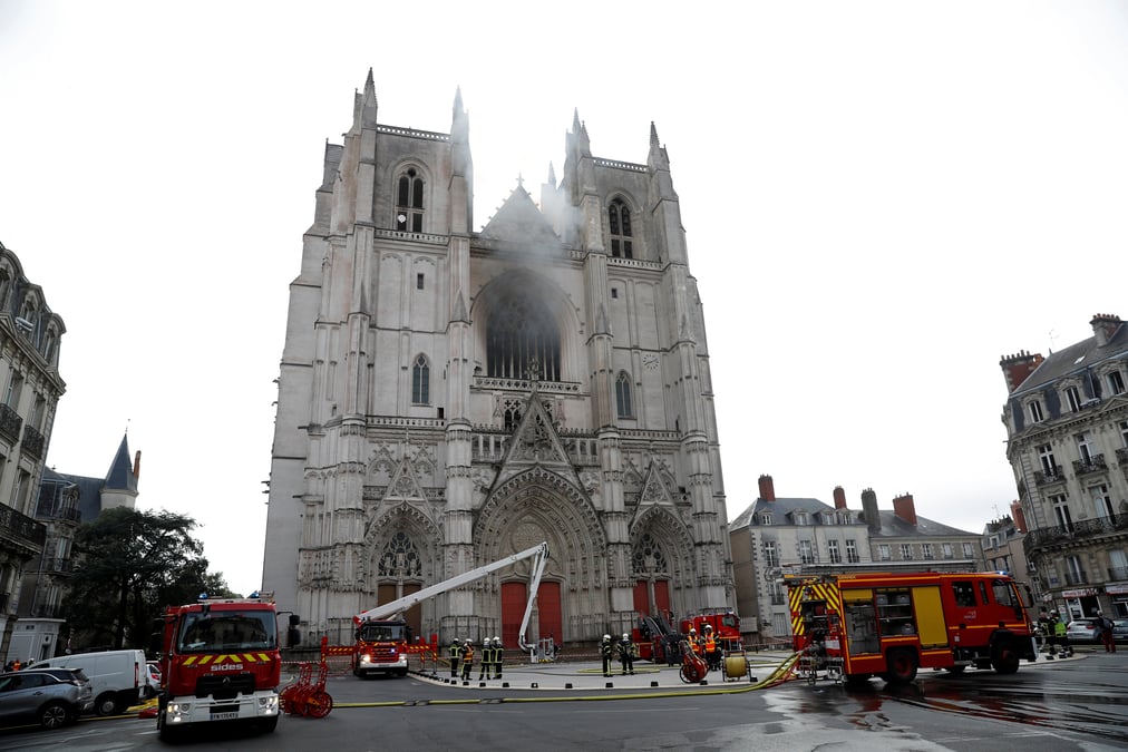 Un homme en garde a vue apres l'incendie a la cathedrale de nantes, selon les medias