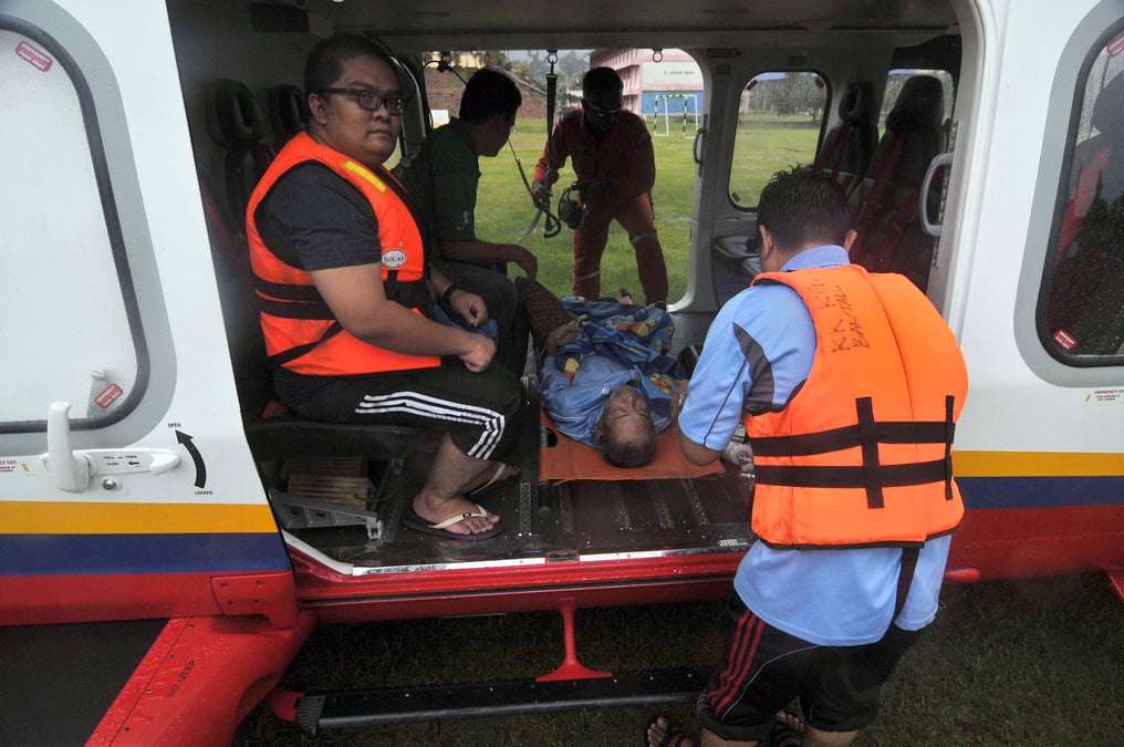 Inondations meurtrieeres en malaisie et en thailande