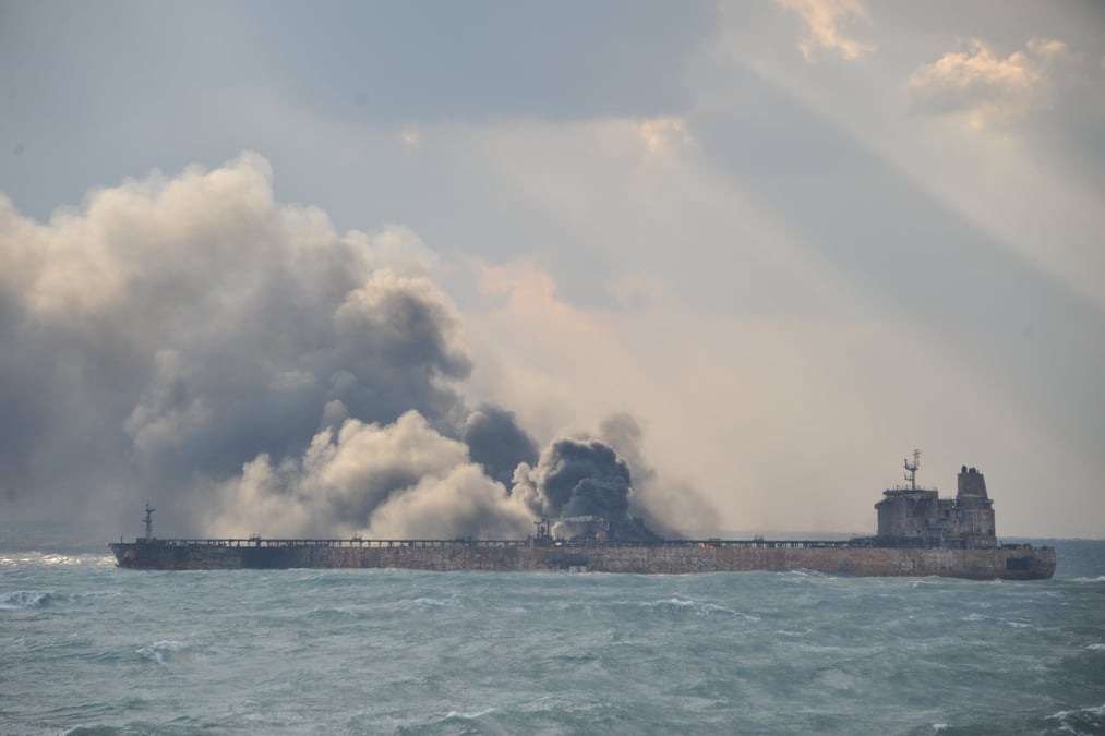 Le petrolier en feu au large de la chine risque d'exploser