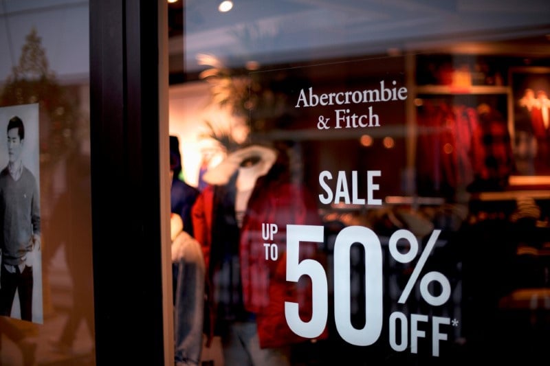 Une enseigne abercrombie & fitch affichant des soldes jusqu'a -50%, en pennsylvanie, etats-unis
