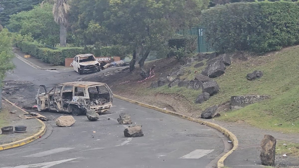 Des voitures brulees sur une route de noumea