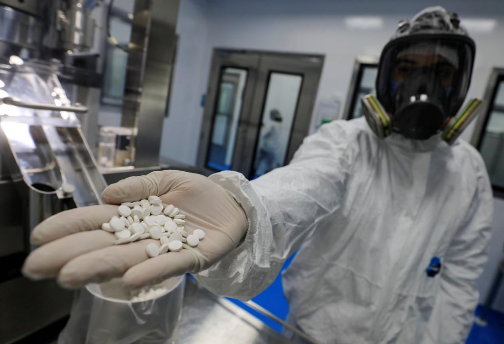 Un technicien de laboratoire tient des comprimes