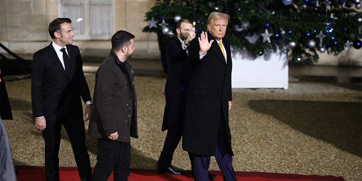 Le président français Emmanuel Macron, entouré du président américain Donald Trump et du président ukrainien Volodymyr Zelensky, sortent après une réunion au palais présidentiel de l'Élysée à Paris, le 7 décembre 2024.