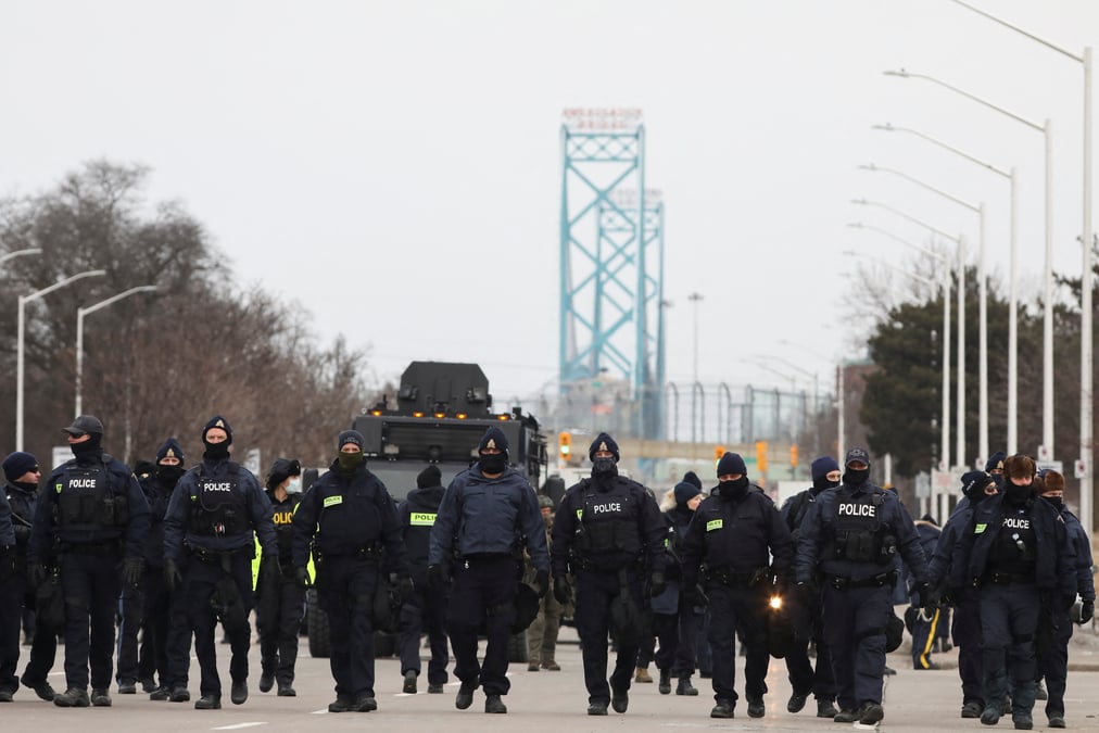 Canada: la police a expulse les manifestants du pont ambassador