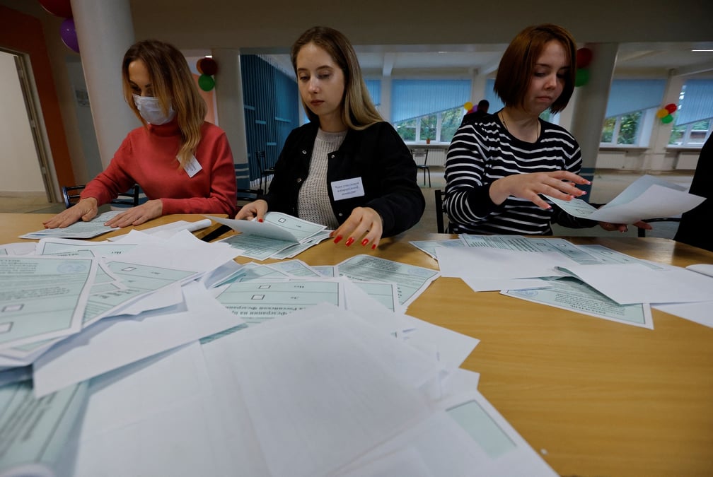 Des membres d'une commission electorale comptent les bulletins de vote a donetsk